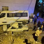 İnanılmaz kaza! Otomobilin üzerine minibüs düştü!